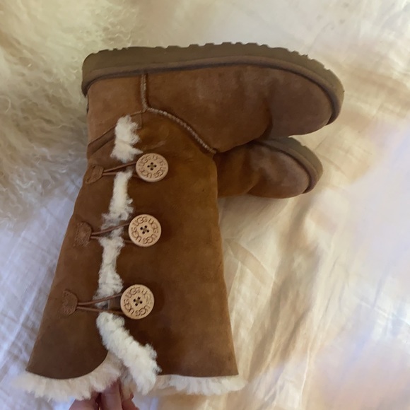 UGGS - Picture 2 of 3